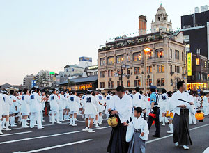 写真1：神輿洗式（みこしあらいしき）