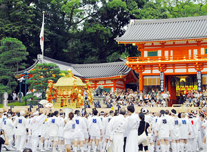 写真：神幸祭　神輿渡御（しんこうさい　みこしとぎょ）