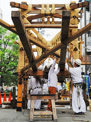 写真：鉾建て・山建て（ほこたて・やまたて）