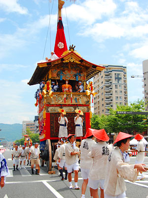 写真：山鉾巡行（やまほこじゅんこう）