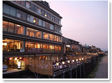 夏の京都の風物詩「鴨川の床」