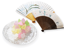 京菓子や夏扇子は、周囲に一瞬、涼しさを感じさせてくれるアイテム。