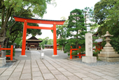 城南宮は広々とした境内が気持ちよい神社。春と秋には曲水の宴が催されることでも有名です。