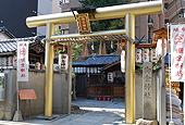 黄金色に輝く御金神社の鳥居。ご利益がありそう！