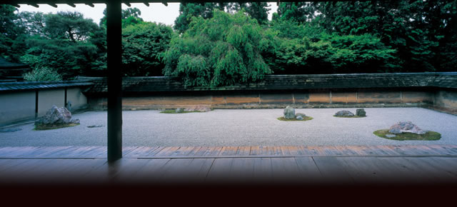 水を一切使わず、石と樹だけで自然を表現する枯山水。嵐電沿線の禅宗寺院に数多く残る、枯山水の庭園を訪ねてみませんか。