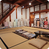 紫織庵では「町家の美術館」を併設。こちらは蔵を利用した販売用の展示室。