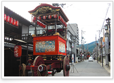 旧東海道沿いに建つ大津祭の山鉾