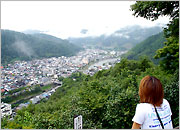 霞がかった東殿山（とうどやま）が見える