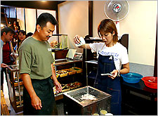 右手を高く上げ、ろうをチョボチョボ落とす。アゴは引いて!