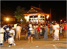 櫓を囲んで踊る踊る！