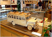 木のぬくもりがにじみ出た木彫りのバスを展示