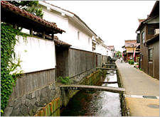 白壁の土蔵が建ち並ぶ玉川沿い