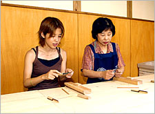 ふむふむ。京都のおとなり、奈良県出身の喜美子さんから作り方を伝授される