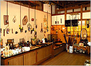 中野竹藝の１階ギャラリーでは、花器や茶道具など意匠を凝らした竹細工が並ぶ