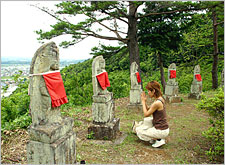 眼下に広がる倉吉の街並み。背を向けてたたずむお地蔵さん