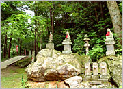 苔むした岩の上にもお地蔵さんが鎮座している