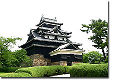 黒塗りの雨覆板におおわれた松江城。実戦に強い様式である