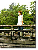 橋の上でたそがれモード。後ろに見えるのは松江城