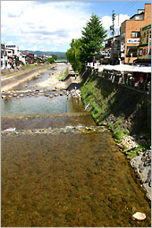 鍛冶橋から見た宮川。川沿いで宮川朝市が賑わっている