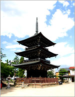 堂々とそびえる飛騨国分寺・三重の塔