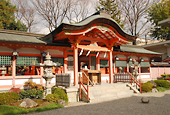 落ち着いた佇まいの春日神社は空気が爽やか。自然に元気が湧いてきます。