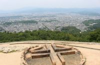 【五山の送り火　大文字山】 五山の送り火の「大」を目指して。京都市内の絶景が目の前に広がる、大文字登山！