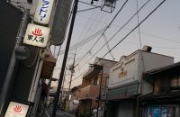 ＜深草商店街＞　京都と大阪を結ぶ、京阪電車と疎水が走るまち