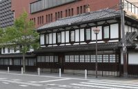＜島津製作所 創業記念資料館＞　日本を代表する精密機器メーカーの創業は、高瀬川の取水口に近くに建つ木造建築だった