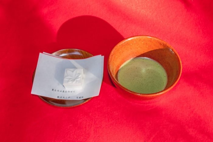紅葉が美しい天龍寺塔頭 宝厳院で早朝の静寂なひとときを過ごす