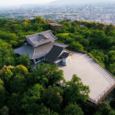 まさに絶景！　青蓮院門跡　将軍塚青龍殿の大舞台のさらに上空から京都市内をドローンで一望してみた！