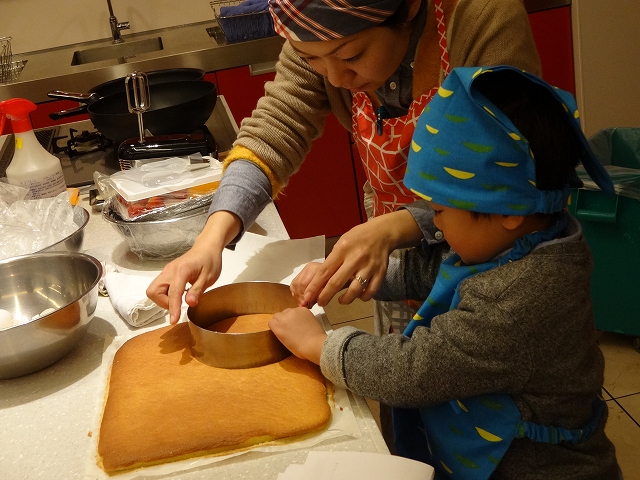 親子で手作りクリスマス！サンタケーキを作ろう♪