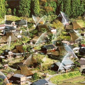 美山かやぶきの里　一斉放水