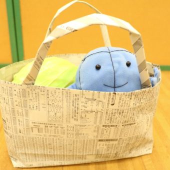 京エコロジーセンター　エコセンスタッフとやってみよう！新聞バッグづくり