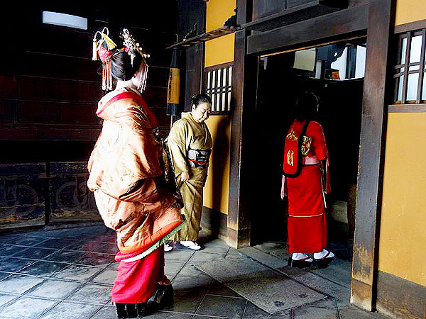 まいまい京都【ライブ配信】史上初、輪違屋オンラインお座敷！太夫さんと「観覧謝絶」の世界へ