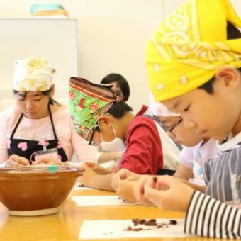 京エコロジーセンター　カカオ豆からチョコレートを作ろう！