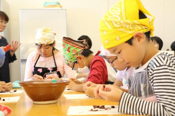 京エコロジーセンター　カカオ豆からチョコレートを作ろう！