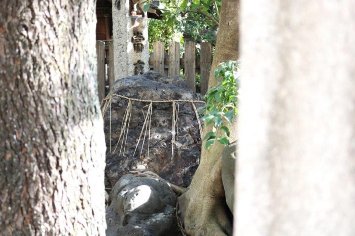 北側の鳥居の横にある「御供石」