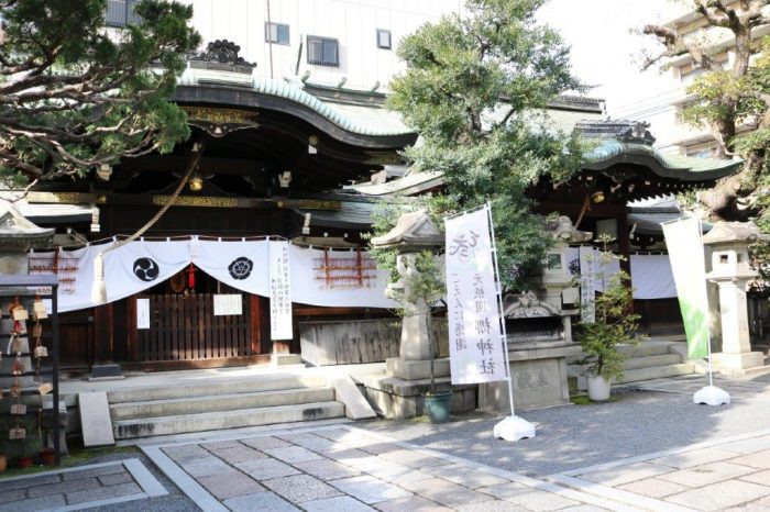 向かって左から、梛神社、隼神社が鎮座