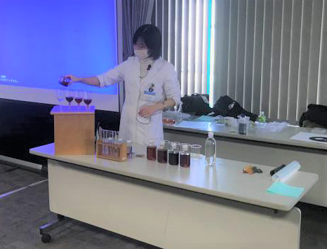 歴彩館こどもカレッジ 科学教室「科学実験ショー！イロいろ楽しむ色実験」