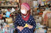 【子育て家庭にやさしい街・深草】橋本商店の店先から、子どもたちへの思いを折り紙ヒコーキに乗せて！