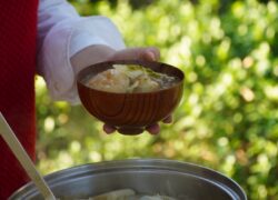 京北の畑から。とれたて野菜でアウトドア料理！ 【第8回】11月は、菊芋（キクイモ）のレシピ。「菊芋と豚肉で２つのテーブル」をどうぞ