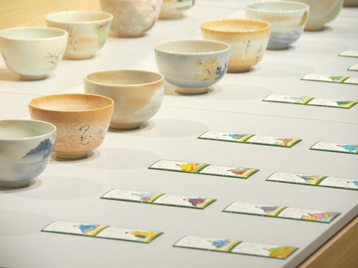 京都伝統産業ミュージアム　企画展示室　小倉百人一首と100の茶碗