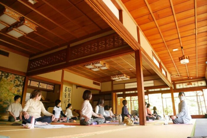 京の冬の旅「至福の庭園YOGA」～京都 もてなしの庭 白河院でヨガとお昼会食の時間～