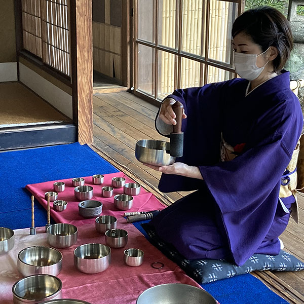 山縣有朋公命日企画「山茶忌」おりんの音色が響く庭園で、椿のしつらえと 自筆掛け軸解説付き特別茶菓子席を満喫