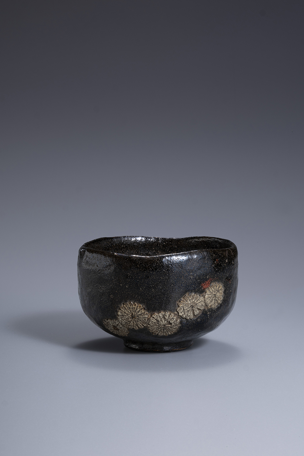 四代 一入（1640 ～ 1696）菊之絵黒樂茶碗
