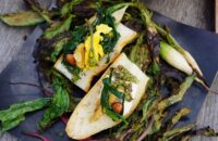 京北の畑から。とれたて野菜でアウトドア料理！ 【最終回】春から初夏にかけて楽しめるワラビのレシピ。「蕨（わらび）のクロスティーニ」をどうぞ