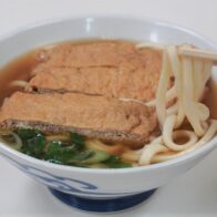 油揚げは、日々、継ぎ足す煮汁で甘辛く炊き、 だしと出合ったときのおいしさを追求しています ― 更科本店（京都市中京区・新京極通）