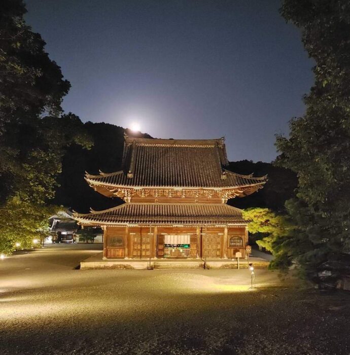 御寺泉涌寺　秋の音色と中秋の名月  夜間貸切『矢尾治』精進満月お弁当付　