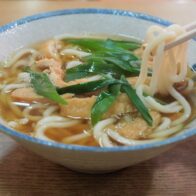 【京都「やっこ」のきつね】お揚げを炊くのは、甘みを少し足したうどんだし。味のベースが一緒だから、調和のとれた一杯に ― やっこ（京都市中京区・夷川通）