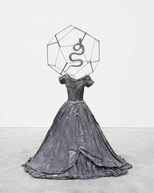 アンティオキアのマルガリータ Margarethe von Antiochia 2024年 ステンレス鋼、鉛、テラコッタ 200 x 190 x 140 cm